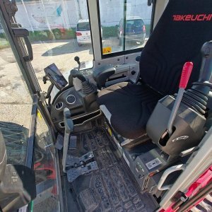 foto 4t minibagr tilt svahovka Takeuchi TB335