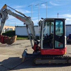 foto 4t minibagr tilt svahovka Takeuchi TB335